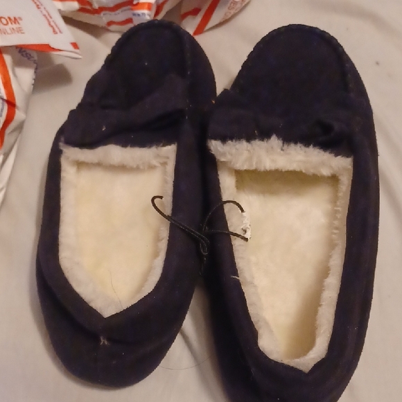 ๐3/$12 Nwt Cozy Black Fleece-Lined Slippers (Xmas Gift) - Picture 1 of 4